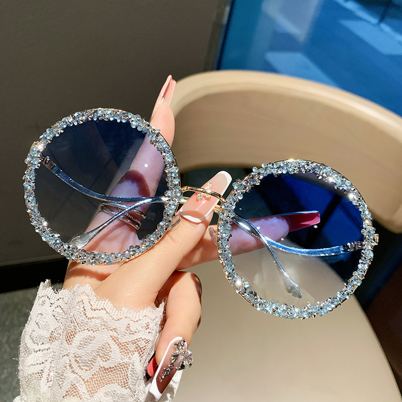 Street Fashion Shoot - Ladies diamond new fashion glasses, slim