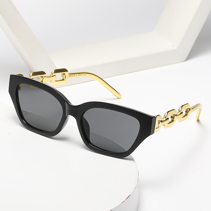 Street Fashion Shoot - Cycling Fashion Female Small Frame Cat